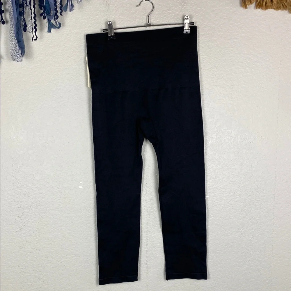 Shapermint black mid waist shaping capri legging - Picture 2 of 3